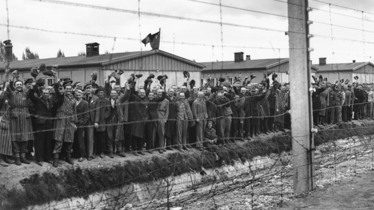 Do đó, khoảng 300.000 tù nhân trong trại tập trung Auschwitz và Ravensbruck được đưa đến các phòng thí nghiệm rùng rợn.