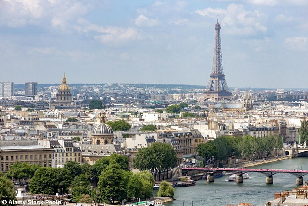 Người mắc hội chứng Paris có các biểu hiện như: chóng mặt, đổ mồ hôi, tim đập nhanh, nhìn thấy ảo giác, tâm trạng trở nên tồi tệ.