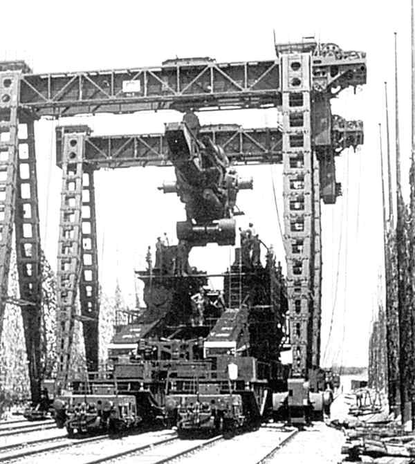Với kích thước và trọng lượng khủng, siêu pháo Schwerer Gustav được di chuyển bằng một hệ thống đường ray đôi đặc biệt. Thêm nữa, để vận hành Schwerer Gustav cần một đội ngũ khủng: 250 pháo thủ và kỹ sư làm công việc lắp ráp siêu pháo này trong thời gian 3 ngày.