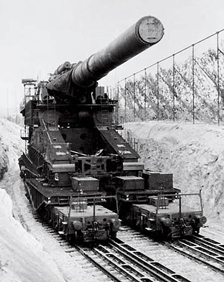 Đức quốc xã chỉ chế tạo 2 siêu pháo Schwerer Gustav. Nó được sử dụng trong cuộc chiến với Liên Xô tại Sevastopol.