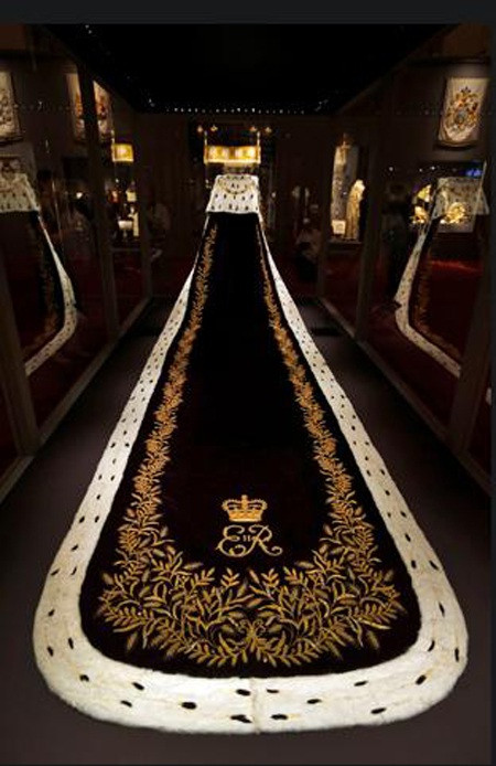 Trên trang phục của người đứng đầu nước Anh có đính những biểu tượng hoa của các quốc gia thuộc Khối thịnh vượng chung như: hoa hồng Tudor của nước Anh, cây kế của Scotland, tỏi tây của Wales, cây lá chụm hoa của Ireland, cây keo của Austalia, lá phong của Canada…