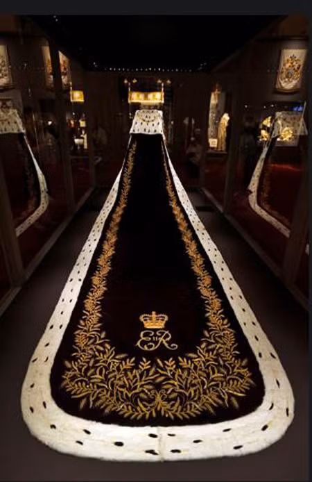 Trên trang phục của người đứng đầu nước Anh có đính những biểu tượng hoa của các quốc gia thuộc Khối thịnh vượng chung như: hoa hồng Tudor của nước Anh, cây kế của Scotland, tỏi tây của Wales, cây lá chụm hoa của Ireland, cây keo của Austalia, lá phong của Canada…