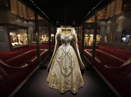 Norman Hartnell và đội ngũ chuyên nghiệp mất 3.500 giờ hoàn thành áo choàng để Nữ hoàng Elizabeth II mặc trong lễ đăng quang.