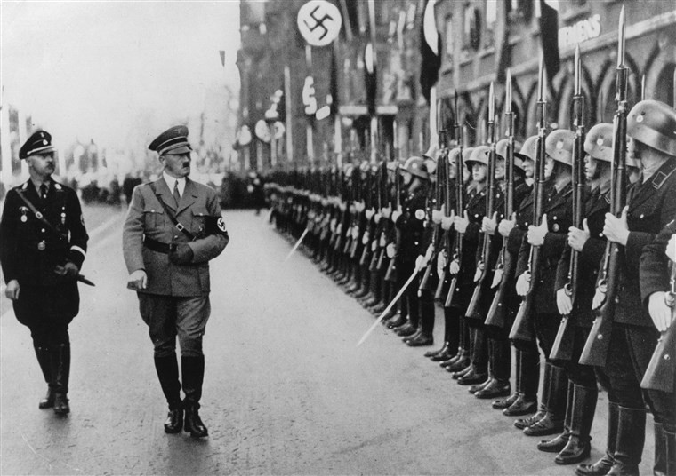 Kaljo giấu được bí mật từng chiến đấu cho quân Đức quốc xã nhờ lời làm chứng giả của người bố. Tại cơ quan điều tra, bố của Kaljo làm chứng với nội dung 2 bố con làm việc cùng nhau trong ngành công nghiệp đá phiến dầu ở thành phố Sillamäe. Vì vậy, Kaljo không bị Đức quốc xã gọi nhập ngũ.