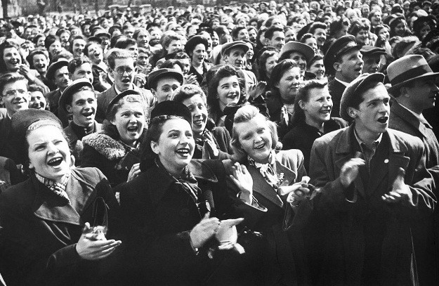 Đây là một tin vui lớn đối với người dân thế giới cũng như Liên Xô. Sự kiện Đức đầu hàng đánh dấu Chiến tranh thế giới 2 kết thúc và người dân các nước sẽ bước vào thời kỳ hòa bình.