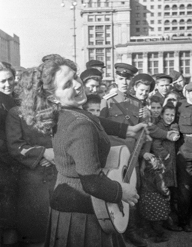 Sau khi nghe tin đó, hàng ngàn người dân Liên Xô đổ ra đường và mang theo một số nhạc cụ để chơi nhạc, ca hát nhảy múa ăn mừng chiến thắng phát xít.