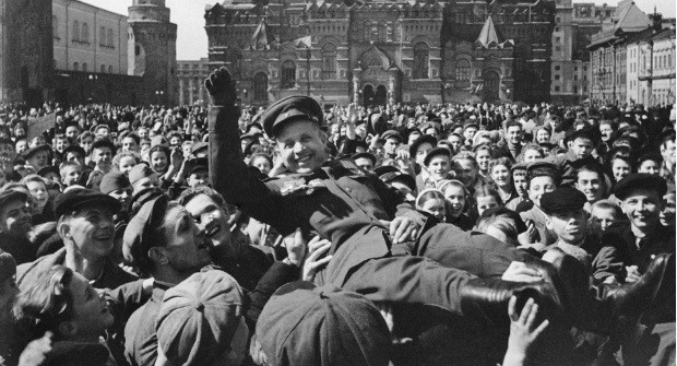 Người dân cùng nhau hô to: "Chiến thắng! Chiến thắng!" trong sự vui vẻ, hân hoan. Nhiều người dân Liên Xô vừa ôm nhau vừa khóc vì lực lượng Đồng minh đánh bại hoàn toàn phe phát xít.