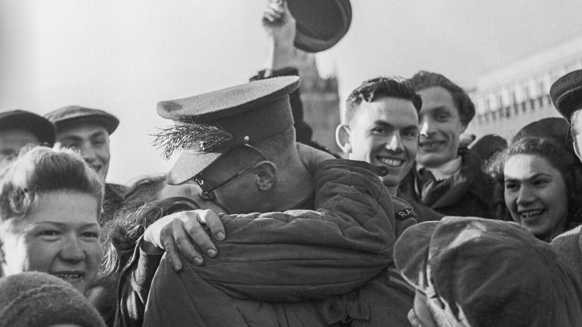 Trong không khí vui tươi, những người dân xa lạ không quen biết nhau cùng nắm tay, trò chuyện vui vẻ thể hiện sự đoàn kết, thân thiết như một gia đình lớn.