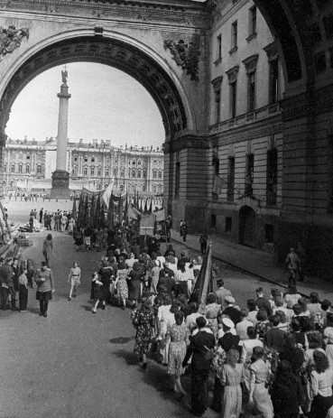 Khi người dân nhìn thấy một người lính hay sĩ quan Liên Xô thì đám đông dành cho họ những cái ôm, bắt tay đầy trìu mến và hạnh phúc.