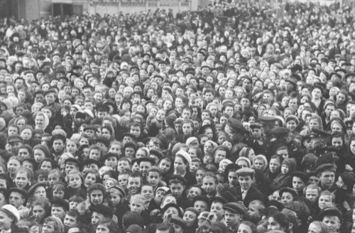 Thêm nữa, người dân còn mang theo cờ, biểu ngữ khiến không khí ăn mừng chiến thắng càng thêm sôi động và vui vẻ.