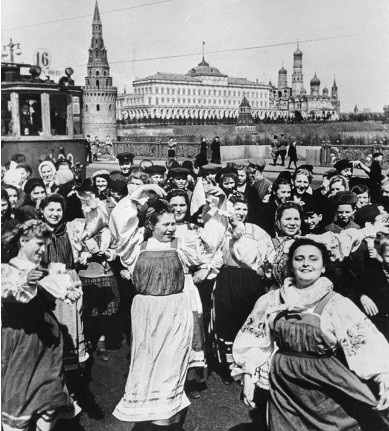 Người dân cũng mang theo những bó hoa dành tặng các chiến sĩ Hồng quân Liên Xô như một lời cảm ơn dành cho những người lính kiên cường, quả cảm đã làm rạng danh đất nước.