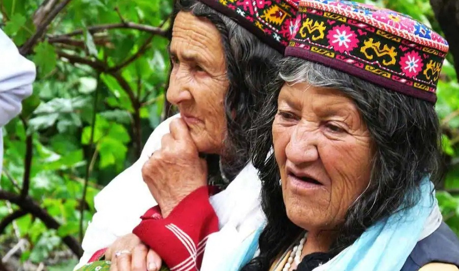 Bộ tộc Hunzas hay còn gọi Burusho là một trong những bộ lạc bí ẩn nhất thế giới. Các thành viên trong bộ tộc sống thọ hơn 100 tuổi.