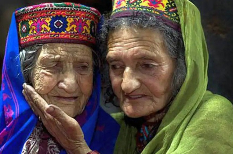 Người Hunzas với dân số khoảng 30.000 người sống dọc theo dãy núi Himalaya của Ấn Độ. Họ sống trong một thung lũng tách biệt với thế giới bên ngoài. Những ngôi nhà của họ nằm ở độ cao 3.000m so với mặt nước biển.