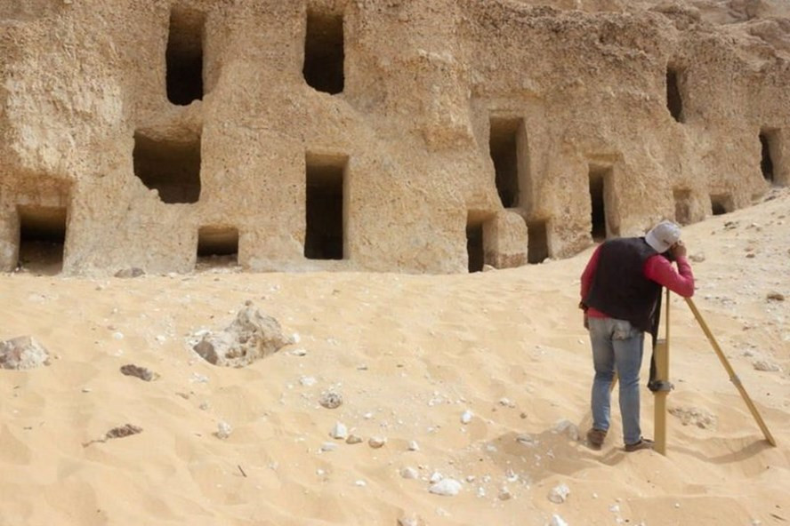 Hàng trăm ngôi mộ được người Ai Cập sử dụng trong khoảng thời gian 2.000 năm (năm 2200 trước Công nguyên - 30 trước Công nguyên).