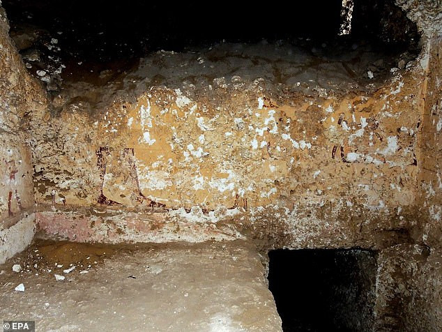 Các chuyên gia cũng tìm thấy những chiếc bình nhỏ bằng thạch cao, phần còn lại của một chiếc gương kim loại tròn và đồ gốm cúng tế (tức những chiếc bình nhỏ hình cầu tượng trưng cho người đã khuất).