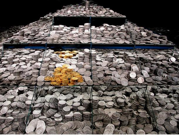 Odyssey Marine Exploration (OME) là một công ty Mỹ chuyên săn tìm kho báu dưới đáy biển được nhiều người biết đến. Vào năm 2007, OME gây xôn xao dư luận khi tuyên bố tìm thấy hơn 500.000 đồng tiền xưa và hàng trăm cổ vật khác. Theo ước tính, giá trị kho báu 500 triệu USD.