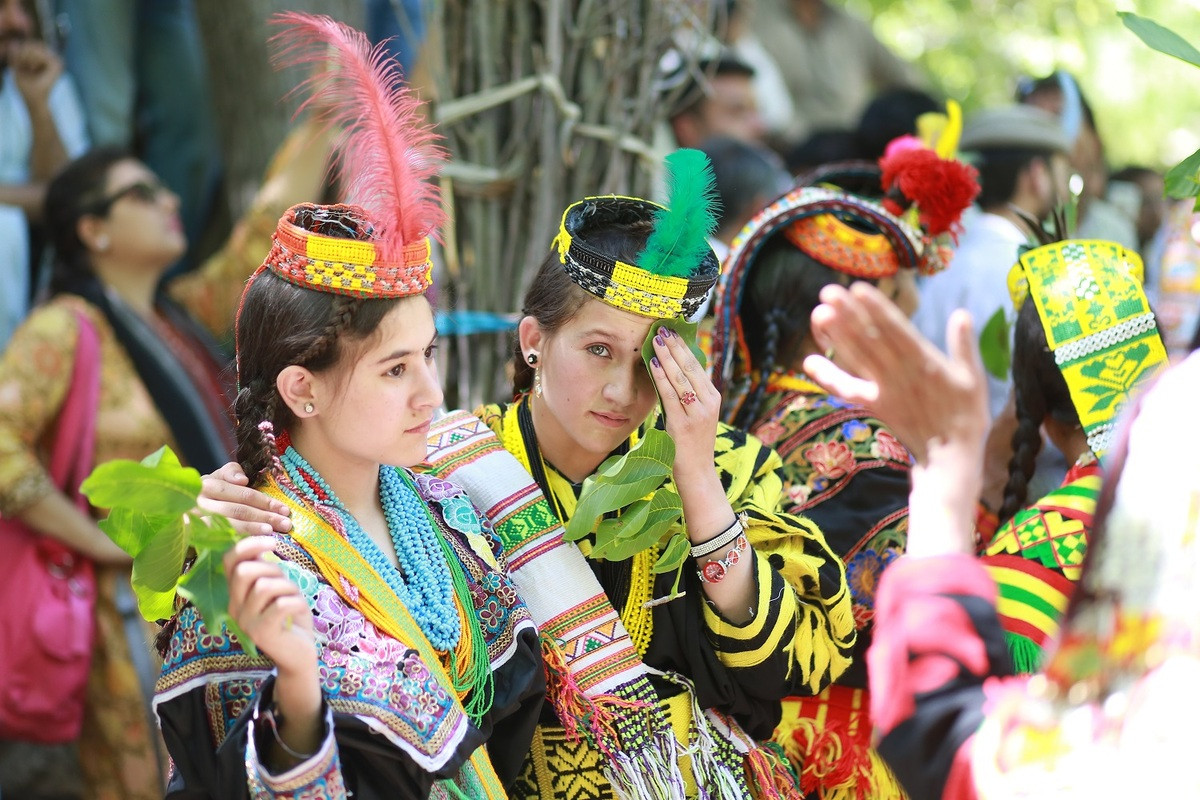 Không những vậy, người Kalasha có cuộc sống vô cùng bình yên, sống lạc quan, vui vẻ.