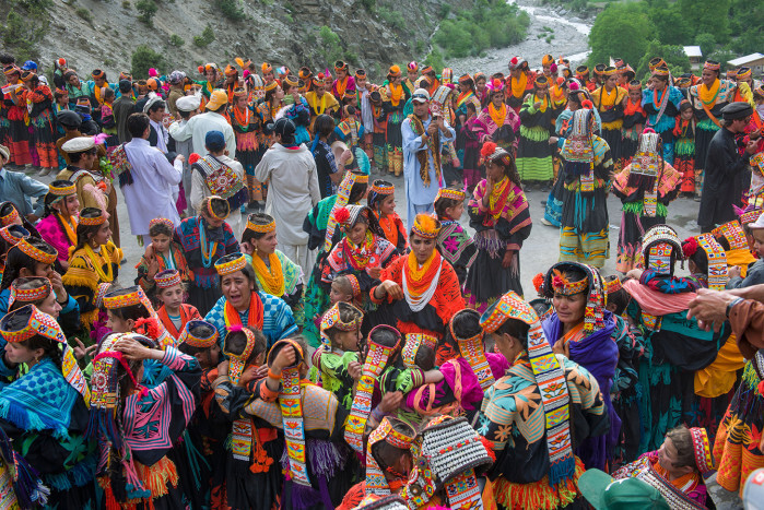 Với tư tưởng tình yêu - hôn nhân cởi mở như vậy, phụ nữ bộ tộc Kalasha có cuộc sống hạnh phúc, tự do hơn nhiều nơi khác.