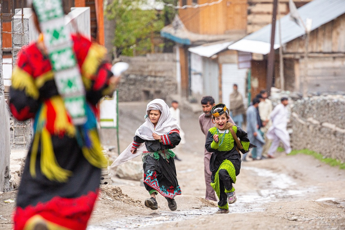 Phụ nữ có thể chọn chồng qua một điệu nhảy. Sau đó, cả hai cùng về nhà chú rể. Sau khi nhà trai đến thăm nhà gái, cặp đôi chính thức được mọi người công nhận là vợ chồng.