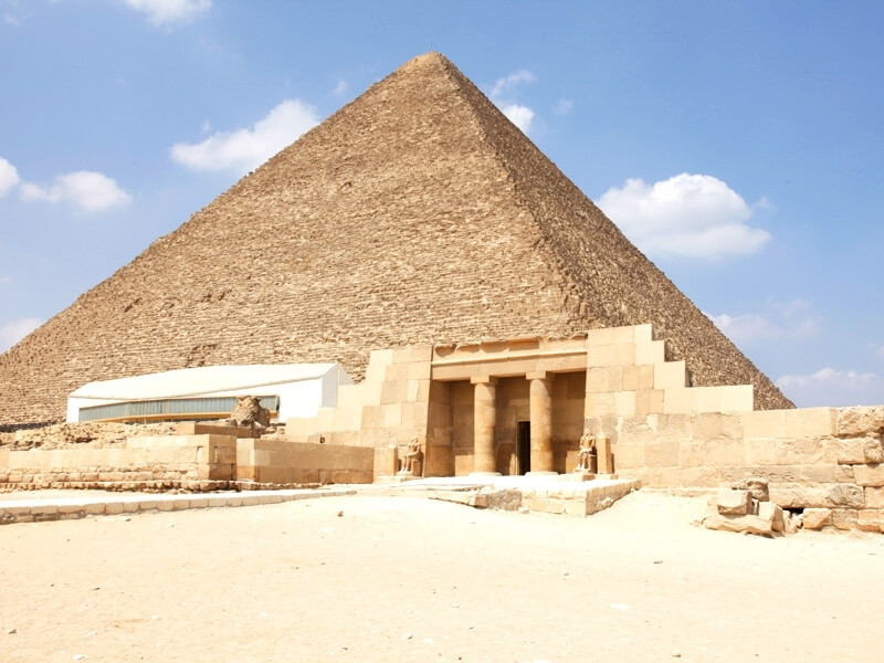 Trong số này, kim tự tháp Khufu ở Giza là kim tự tháp lớn nhất của Ai Cập. Công trình đồ sộ hàng nghìn năm tuổi này có trọng lượng nặng tương đương 16 tòa nhà Empire State nổi tiếng thế giới.