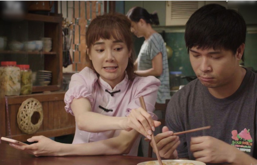 Tủ đồ của Báu đủ mọi thể loại quần áo và trang sức đi kèm. Điểm chung trong lối ăn mặc của nhân vật này là màu sắc sặc sỡ, lòe loẹt và diêm dúa. Em gái của Ngọc (Thái Hòa) cũng có cách phối đồ "không giống ai". Khi ở nhà, cô ăn mặc lồng lộn không kém lúc ra đường. Khán giả nhận xét tạo hình, trang phục của nhân vật Báu phù hợp và phần nào phản ánh tính cách của cô.