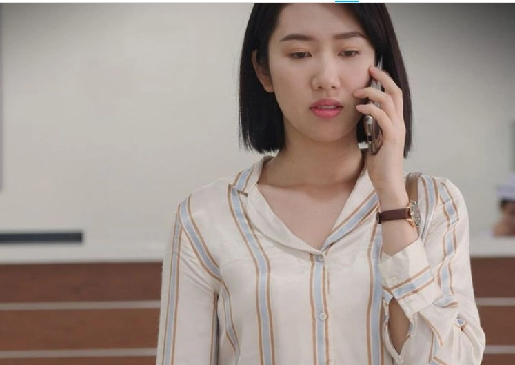 Châu thường diện áo sơ mi phối cùng quần tây tối màu, phụ kiện đi kèm là đồng hồ. Vào vai bác sĩ nên Thúy Ngân trang điểm nhẹ nhàng, để tóc ngắn.