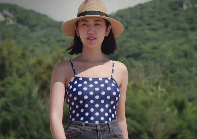 Trong tập 9, Châu có sự phá cách trong cách mặc khi đi chơi cùng gia đình tại bãi biển ở Vũng Tàu. Cô kết hợp áo hai dây chấm bi và quần short jeans. Lúc này, Báu (Nhã Phương) tỏ ra ghen tỵ với hình thể của người chị song sinh.