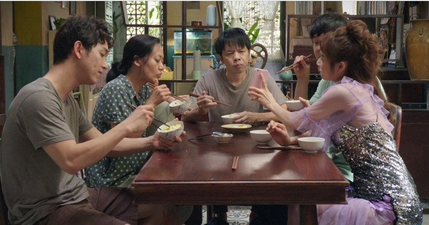 Cây táo nở hoa là series truyền hình được làm lại từ nguyên tác Hàn Quốc What’s Wrong, Poong Sang! ra mắt năm 2019. Phim xoay quanh những biến cố xảy đến với cuộc đời năm anh em nhà người thợ sửa xe máy cần cù tên Ngọc (Thái Hòa). Tác phẩm của đạo diễn Thạch Thảo hiện phát sóng đến tập 12 và nhận được sự chú ý từ khán giả. Ngoài câu chuyện của mỗi thành viên, Cây táo nở hoa còn còn thu hút bởi tạo hình và lối ăn mặc khác biệt của Châu (Thúy Ngân), Báu (Nhã Phương) trong phim.