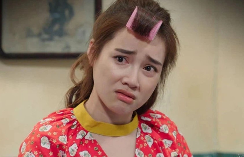 Báu (Nhã Phương) là cô em gái song sinh với Châu (Thúy Ngân) nhưng lại có tính cách khác biệt. Nếu Châu ưu tú, chín chắn, là bác sĩ tại một bệnh viện lớn, Báu hội tụ đủ mọi tính xấu như đỏng đảnh, lố lăng, lười biếng, ích kỷ… Dù đã ngoài 30 tuổi và trải qua một lần ly hôn song Báu vẫn chứng nào tật nấy, không thay đổi, luôn ỷ lại vào anh hai Ngọc (Thái Hòa). Vào vai Báu, Nhã Phương thay đổi hoàn toàn so với các nhân vật trước, đặc biệt là ở cách ăn mặc.