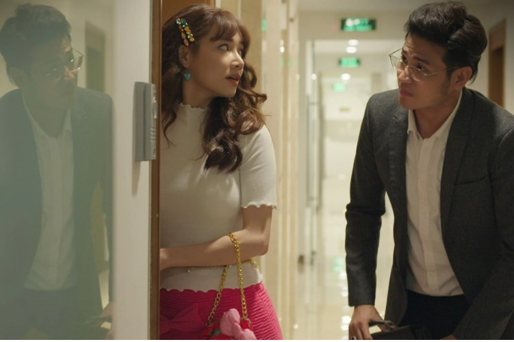 Dù tuổi ngoài 30, Báu vẫn thích những phụ kiện đi kèm như nơ, kẹp tóc có hình thù ngộ nghĩnh. Cô kết hợp phụ kiện với đủ mọi trang phục. Thậm chí, khi đi chơi với bạn trai, Báu cũng thường xuyên diện đồ nhiều màu sắc, diêm dúa.