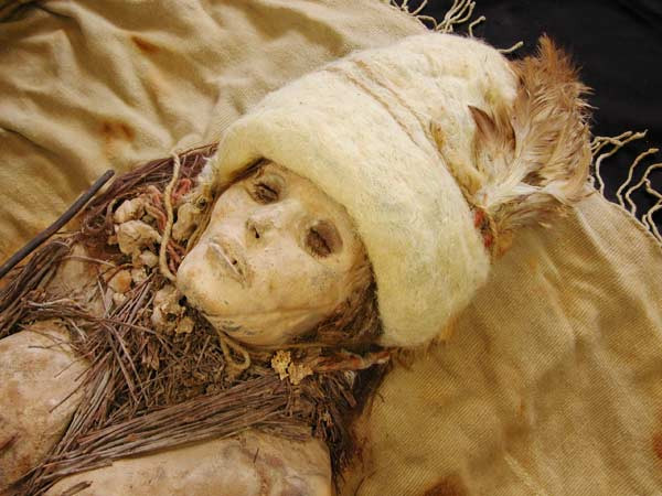 Cụ thể, thông qua một loạt kiểm tra, phân tích xác ướp, các chuyên gia vô cùng bất ngờ khi phát hiện "công chúa" Xiaohe có làn da mịn, mũi cao, tóc màu hung và dài, hàng mi dài và cong vút.