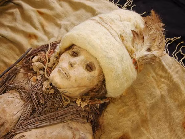 Cụ thể, thông qua một loạt kiểm tra, phân tích xác ướp, các chuyên gia vô cùng bất ngờ khi phát hiện "công chúa" Xiaohe có làn da mịn, mũi cao, tóc màu hung và dài, hàng mi dài và cong vút.