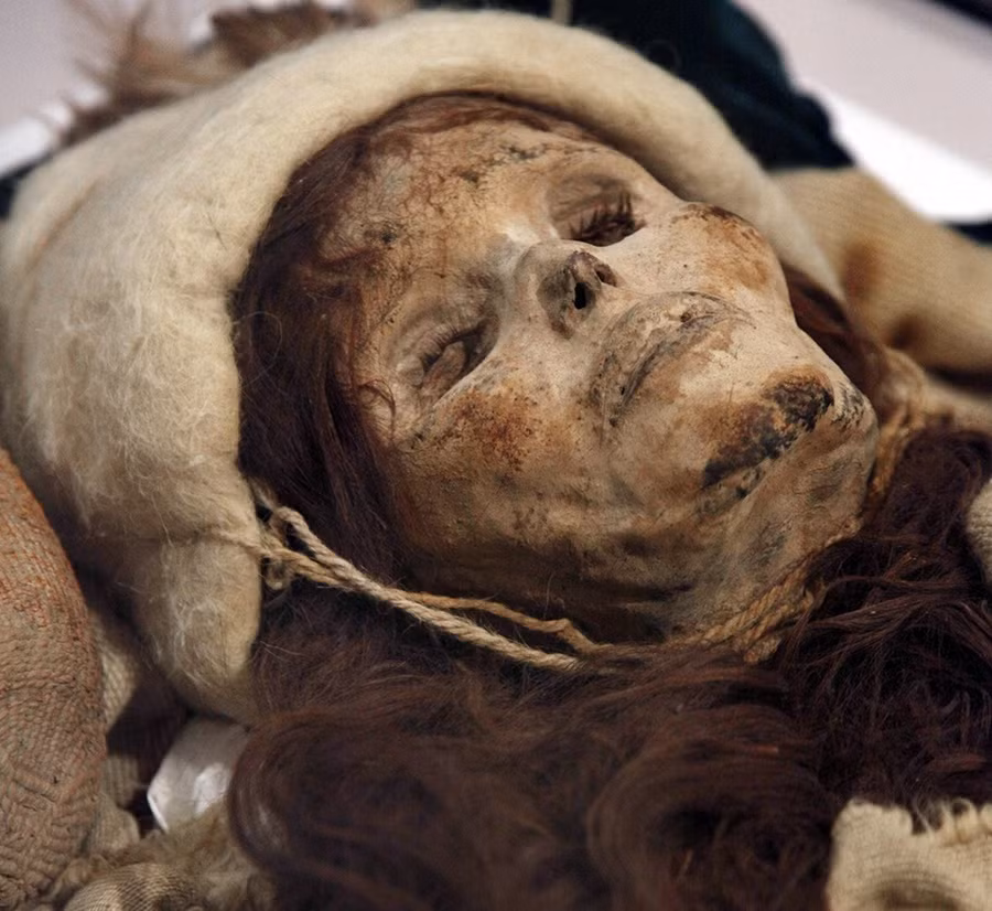 Để giải mã bí ẩn này, các chuyên gia tiến hành kiểm tra ADN và phát hiện "công chúa" Xiaohe sở hữu bộ gene di truyền lai giữa người phương Đông và phương Tây.