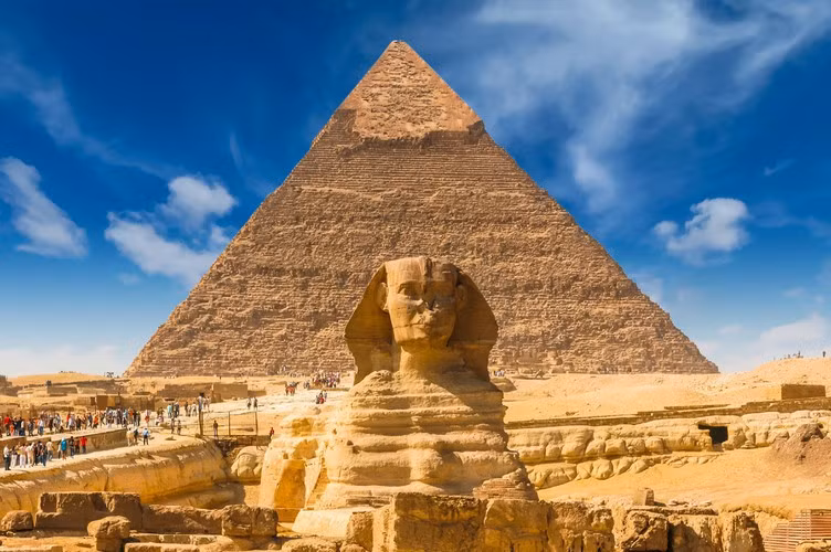 Nằm tại cao nguyên Giza, bức tượng Nhân sư lớn (The Great Sphinx) là một trong những bức tượng lớn và cổ nhất thế giới tồn tại đến ngày nay.