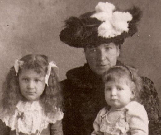 Sau cái chết của người chồng thứ 2, Gunness nảy ra ý tưởng kiếm bộn tiền nhờ thủ đoạn độc ác và tinh vi hơn. Góa phụ độc ác đăng thông tin trên báo về việc tìm người đàn ông tốt bụng, giàu có làm bạn đời.