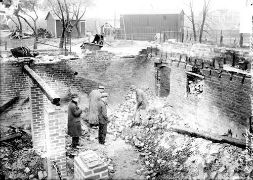 Tội ác của Gunness bị phơi bày khi xảy ra vụ hỏa hoạn lớn tại trang trại ngày 28/4/1908. Khi điều tra hiện trường, cảnh sát tìm thấy thi thể không đầu của một người phụ nữ và 3 đứa trẻ. Về sau, họ xác nhận đó là 3 con của Gunness. Ban đầu, cảnh sát cho rằng thi thể không đầu đó là của Gunness. Họ hoài nghi 4 mẹ con bị sát hại. Thế nhưng, vài ngày sau vụ cháy, cảnh sát tìm thấy ít nhất 40 thi thể khác.