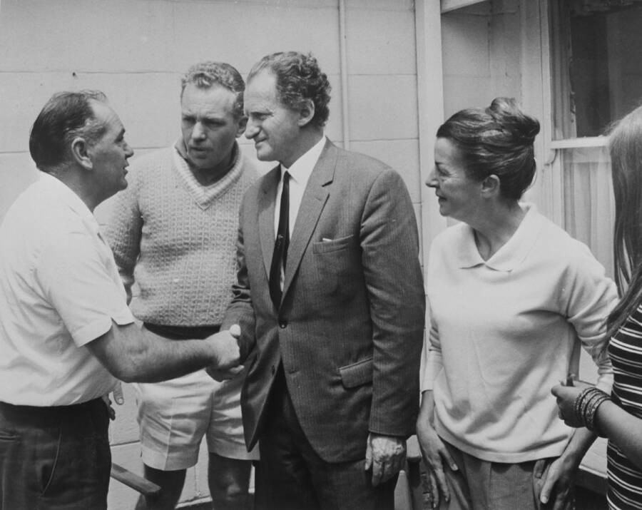 Thế nhưng, đến 14h, vợ chồng Jim không thấy các con về nên vội vã đến bãi biển tìm. Họ không tìm thấy con tại đó nên nhanh chóng đến vùng ngoại ô lân cận để hỏi thăm vì sợ các con đi lạc. Tất cả nỗ lực của họ đều không có kết quả.