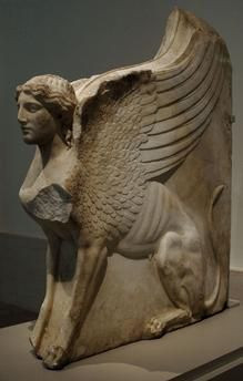 Nhân sư xấu hổ vì có người trả lời đúng câu hỏi của mình. Do đó, nó tự lao mình xuống thềm đá và chết.