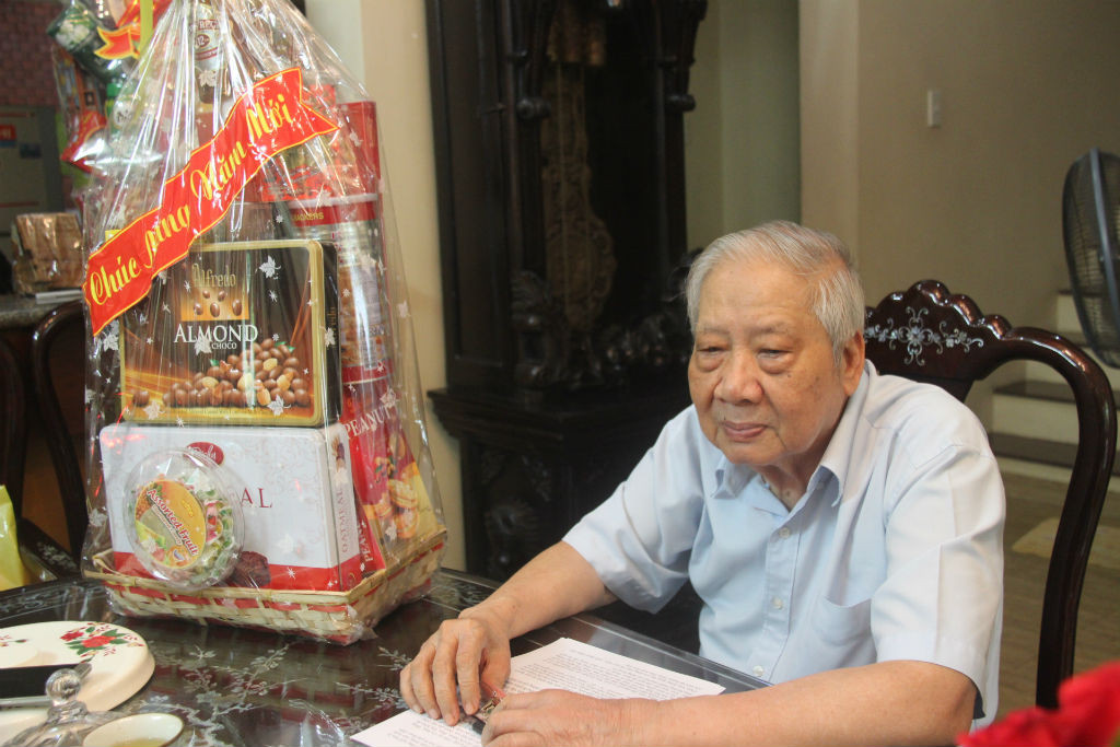 Ông Phước bên món quà nguyên Thủ tướng Phan Văn Khải gửi tặng khi chữa bệnh ở Singapore.