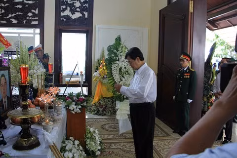 Nguyên Thủ tướng Nguyễn Tấn Dũng thắp hương trước linh cữu cố Thủ tướng Phan Văn Khải.