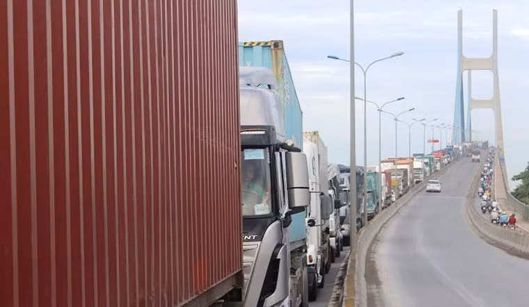 Đến 14h ngày 7/6, nhiều lực lượng gồm CSGT Cát Lái (Phòng CSGT đường bộ - đường sắt, Công an TP HCM), CSGT Công an quận 2, nhân viên cảng Cát Lái, Thanh niên xung phong… vẫn đang phối hợp ở các tuyến đường vào cảng Cát Lái như Mai Chí Thọ, Đồng Văn Cống, Võ Chí Công, xa lộ Hà Nội, đường dẫn cầu Phú Mỹ, vòng xoay Mỹ Thủy… để điều tiết, hướng dẫn phương tiện lưu thông qua các khu vực kẹt xe kinh hoàng ở Sài Gòn.