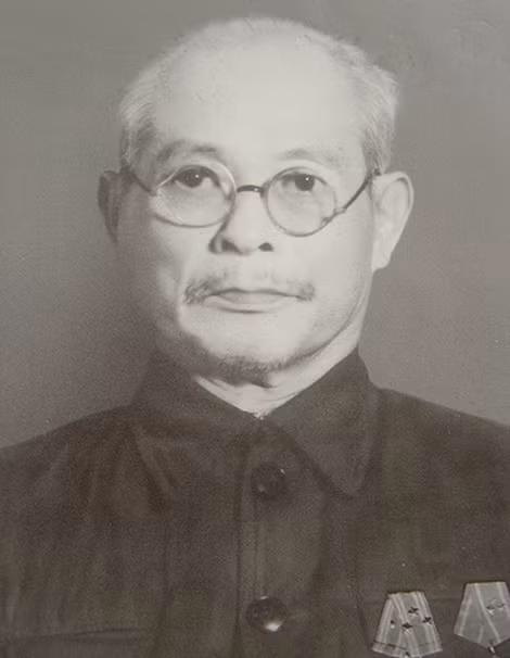 10. Đồng chí Bùi Bằng Đoàn Đồng chí Bùi Bằng Đoàn (19/9/1889 - 1955) quê ở làng Liên Bạt, huyện Ứng Hòa, Hà Đông (nay thuộc Hà Nội). Ông từng là Thượng thư triều Nguyễn, Trưởng ban Thanh tra đặc biệt của Chính phủ Việt Nam Dân chủ Cộng hòa, Trưởng ban Thường trực Quốc hội Việt Nam Dân chủ Cộng hòa khóa 1 tương đương Chủ tịch Quốc hội Việt Nam (9/11/1946 - 19/9/1955).