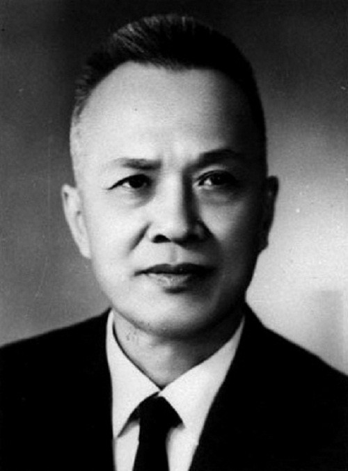 7. Đồng chí Nguyễn Hữu Thọ Đồng chí Nguyễn Hữu Thọ (10/7/1910 - 1996) quê ở chợ Lớn, Sài Gòn (nay là TP. Hồ Chí Minh). Ông từng là Phó Chủ tịch nước Việt Nam thống nhất; Quyền Chủ tịch nước Việt Nam; Chủ tịch Quốc hội Việt Nam (7/1981 - 6/1987); Chủ tịch Mặt trận Tổ quốc Việt Nam; Phó Chủ tịch Hội đồng Nhà nước khóa VII, VIII.
