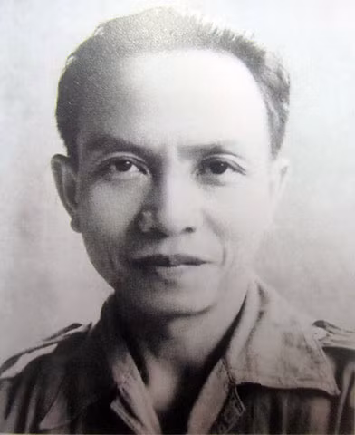 8. Đồng chí Trường Chinh Đồng chí Trường Chinh tên thật là Đặng Xuân Khu (9/2/1907 - 30/9/1988). Ông quê ở xã Xuân Hồng, huyện Xuân Trường, tỉnh Nam Định. Ông từng là Ủy viên Bộ Chính trị; Ủy viên Ban Chấp hành Trung ương Đảng; Tổng Bí thư Ban Chấp hành Trung ương; Phó Thủ tướng Chính phủ kiêm Chủ nhiệm Ủy ban Khoa học Nhà nước; Tổng Bí thư của Đảng; Chủ tịch Hội đồng Nhà nước; Chủ tịch Quốc hội Việt Nam(7/1960 - 7/1981); Phó Trưởng ban soạn thảo Cương lĩnh và Chiến lược kinh tế kiêm Trưởng Tiểu ban soạn thảo Cương lĩnh của Đảng.