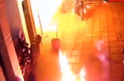 Vo mau thuan voi hang xom, chong nem bom xang tra thu