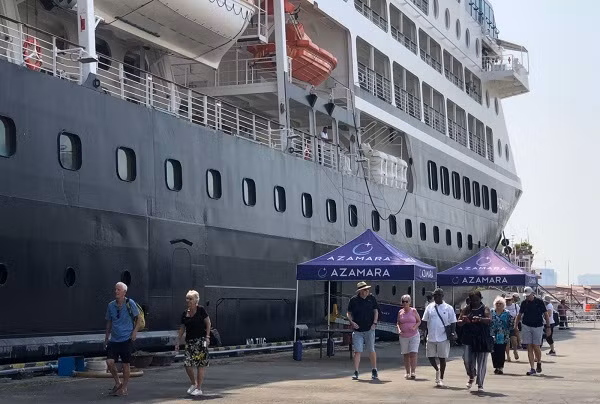 Hang ngan luot khach quoc te den Viet Nam du lich bang tau bien