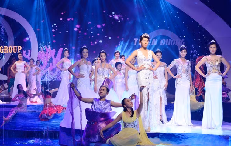 Đêm 21/6, trong không gian lãng mạn với tiếng rì rào của sóng biển và ánh đèn sân khấu rực rỡ, trước những khán giả của đêm diễn Queen’s Day – Dreaming of love, các thí sinh vòng chung kết Hoa khôi ĐBSCL 2015 tự tin sải bước trên sàn catwalk khi khoác lên mình những bộ đầm cưới lộng lẫy, toát lên vẻ tinh khôi, quyến rũ và hạnh phúc.