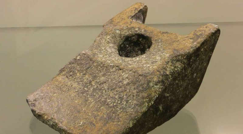 Một vật thể bằng nhôm đã được phát hiện ở thị trấn Aiud của Romania vào năm 1973. Điều đáng nói là vật thể này có từ cách đây 250.000 năm, trước cả khi con người tạo ra kim loại. Liệu đó có phải là một bằng chứng cho thấy những "vị khách" ngoài hành tinh đã ghé thăm Trái Đất? Không ai chắc chắn về câu trả lời.