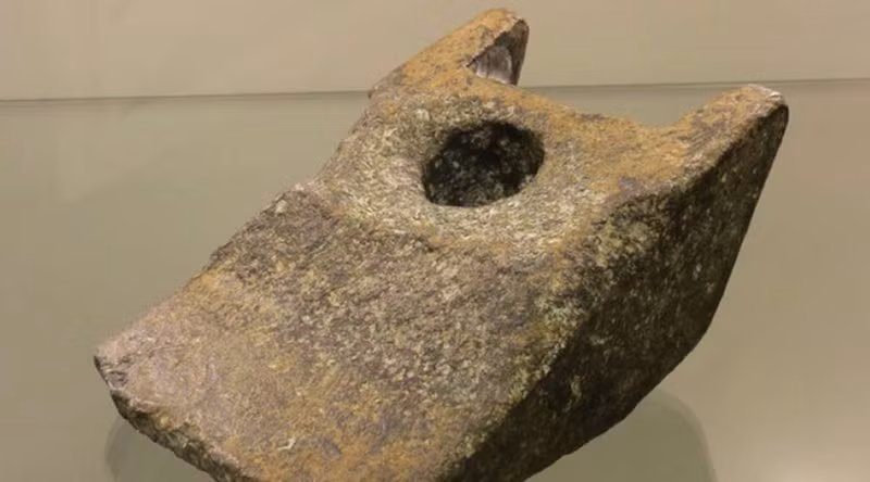 Một vật thể bằng nhôm đã được phát hiện ở thị trấn Aiud của Romania vào năm 1973. Điều đáng nói là vật thể này có từ cách đây 250.000 năm, trước cả khi con người tạo ra kim loại. Liệu đó có phải là một bằng chứng cho thấy những "vị khách" ngoài hành tinh đã ghé thăm Trái Đất? Không ai chắc chắn về câu trả lời.