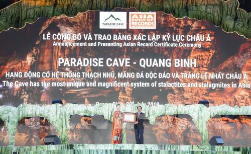Lễ hội Hang động Quảng Bình lần thứ tư - năm 2019 vừa diễn ra với chủ đề “Quảng Bình - Bí ẩn bất tận”. Trong ảnh là đại diện Hội đồng Kỷ lục Châu Á trao bằng chứng nhận xác lập kỷ lục Động Thiên Đường là “Hang động có hệ thống thạch nhũ, măng đá độc đáo và tráng lệ nhất Châu Á”. Ảnh: TTXVN phát